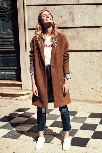 Une chemise de ville à porter avec des baskets basses blanches quand il fait frais