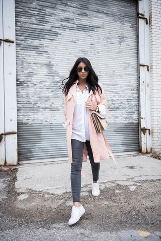 Une chemise de ville à porter avec des baskets basses blanches à 20 ans