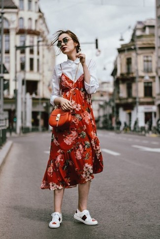 Une chemise de ville à porter avec des baskets basses blanches à 20 ans