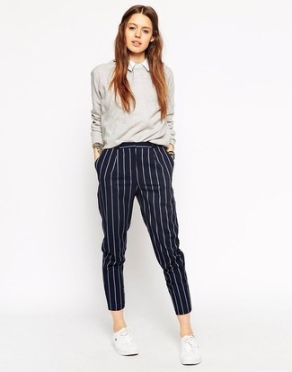 Une chemise de ville à porter avec des baskets basses blanches à 20 ans