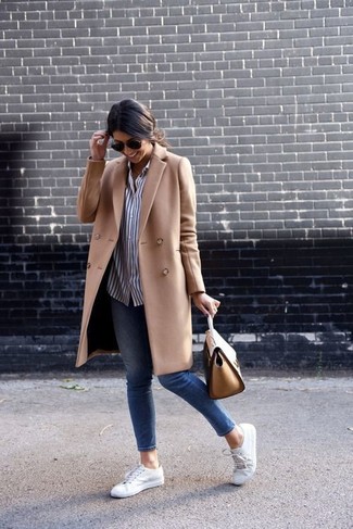 Une chemise de ville à porter avec des baskets basses blanches