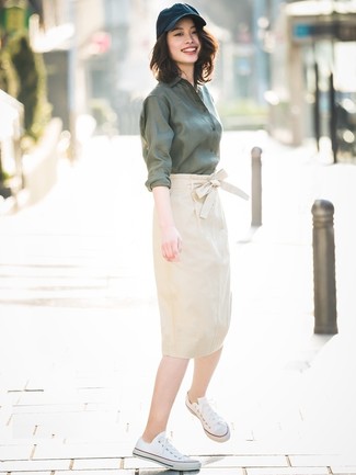 Une chemise de ville à porter avec des baskets basses blanches à 20 ans