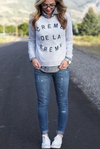 Une chemise de ville à porter avec des baskets basses blanches