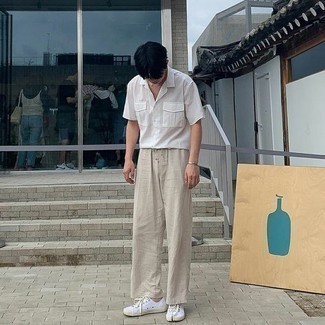 Une chemise à manches courtes à porter avec des baskets basses blanches