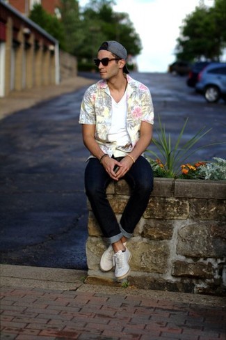 Une chemise à manches courtes à porter avec des baskets basses blanches