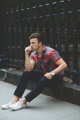 Une chemise à manches courtes à porter avec des baskets basses blanches