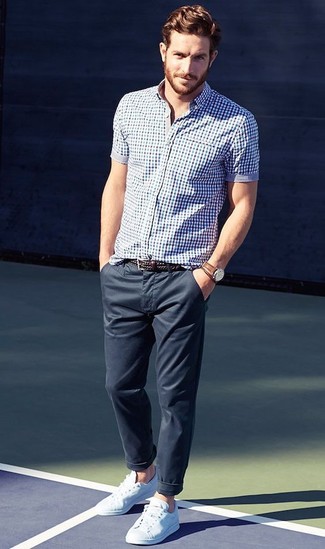 Une chemise à manches courtes à porter avec des baskets basses blanches