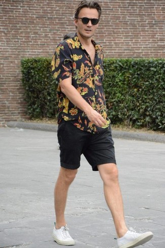 Une chemise à manches courtes à porter avec des baskets basses blanches