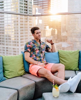 Une chemise à manches courtes à porter avec des baskets basses blanches