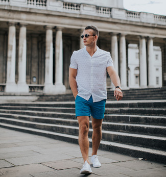 Une chemise à manches courtes à porter avec des baskets basses blanches