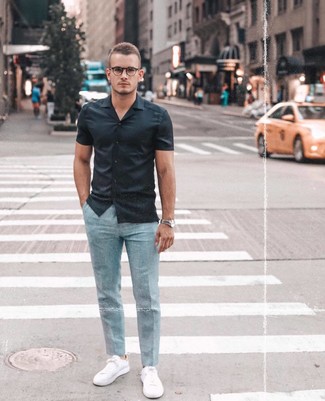 Une chemise à manches courtes à porter avec des baskets basses blanches