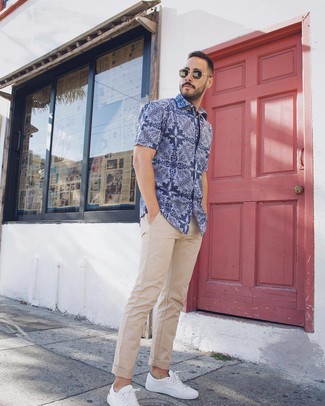 Une chemise à manches courtes à porter avec des baskets basses blanches