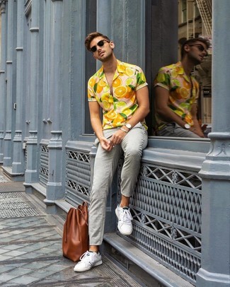 Une chemise à manches courtes à porter avec des baskets basses blanches
