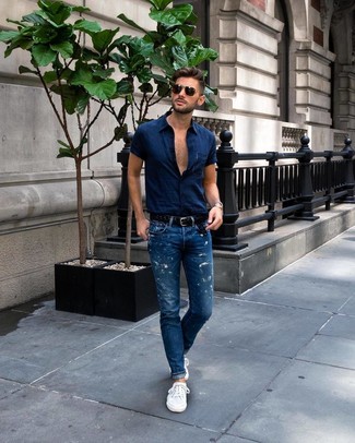 Une chemise à manches courtes à porter avec des baskets basses blanches