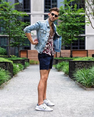 Une chemise à manches courtes à porter avec des baskets basses blanches