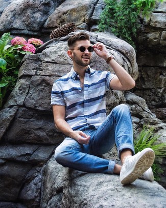 Une chemise à manches courtes à porter avec des baskets basses blanches