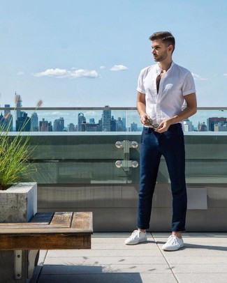 Une chemise à manches courtes à porter avec des baskets basses blanches
