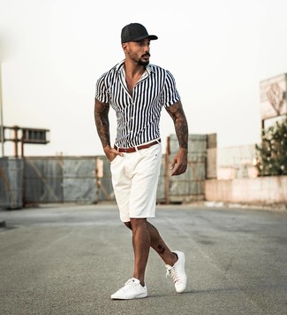 Une chemise à manches courtes à porter avec des baskets basses blanches