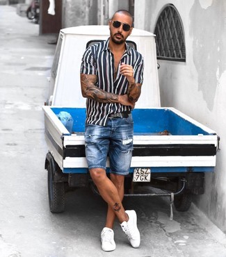 Une chemise à manches courtes à porter avec des baskets basses blanches