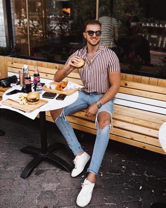 Une chemise à manches courtes à porter avec des baskets basses blanches