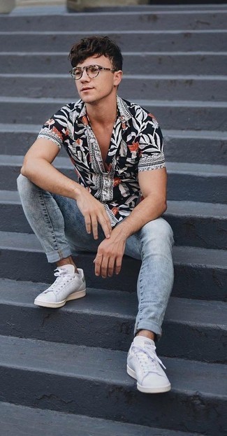 Une chemise à manches courtes à porter avec des baskets basses blanches