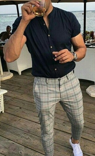 Une chemise à manches courtes à porter avec des baskets basses blanches