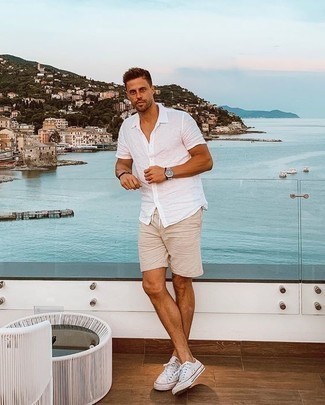 Une chemise à manches courtes à porter avec des baskets basses blanches
