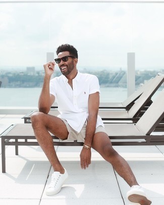 Une chemise à manches courtes à porter avec des baskets basses blanches