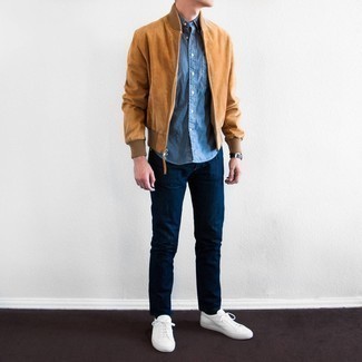 Une chemise à manches courtes à porter avec des baskets basses blanches