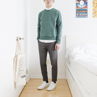 Une chemise à manches courtes à porter avec des baskets basses blanches