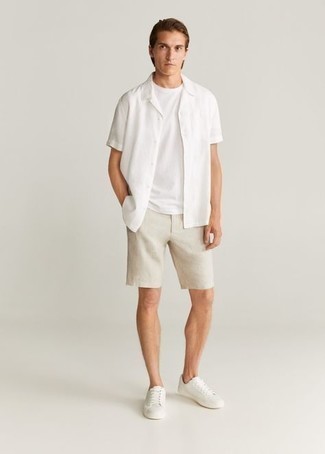 Une chemise à manches courtes à porter avec des baskets basses blanches