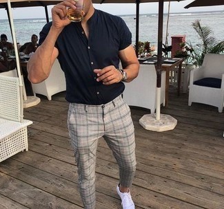 Une chemise à manches courtes à porter avec des baskets basses blanches