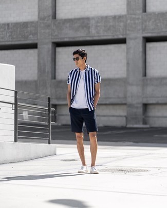 Une chemise à manches courtes à porter avec des baskets basses blanches