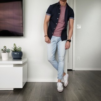 Une chemise à manches courtes à porter avec des baskets basses blanches