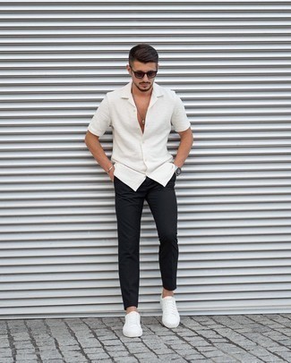 Une chemise à manches courtes à porter avec des baskets basses blanches