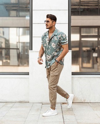 Une chemise à manches courtes à porter avec des baskets basses blanches