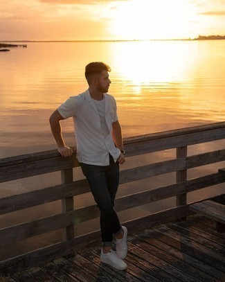 Une chemise à manches courtes à porter avec des baskets basses blanches