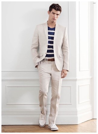 Un costume à porter avec des baskets basses blanches