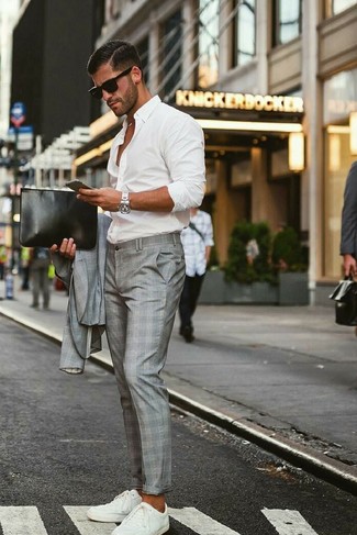 Un costume à porter avec des baskets basses blanches