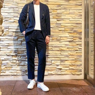 Un costume à porter avec des baskets basses blanches