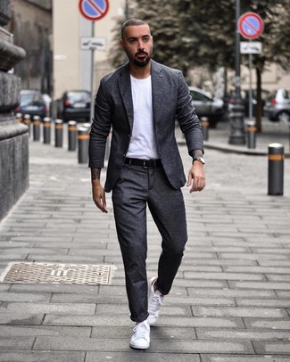 Un costume à porter avec des baskets basses blanches