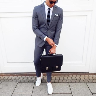 Un costume à porter avec des baskets basses blanches