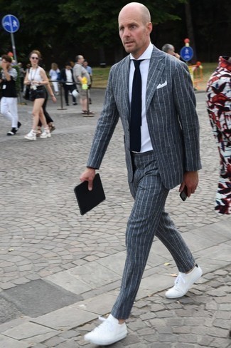 Un costume à porter avec des baskets basses blanches