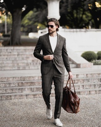 Un costume à porter avec des baskets basses blanches