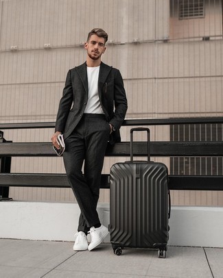 Un costume à porter avec des baskets basses blanches