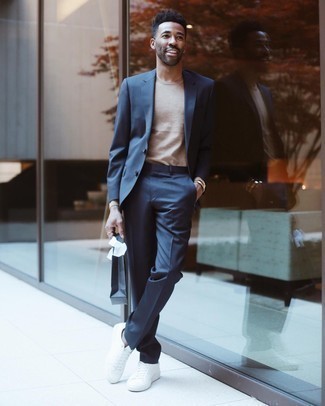 Un costume à porter avec des baskets basses blanches