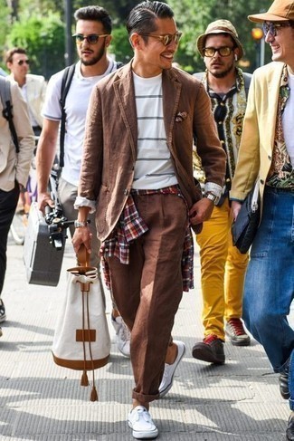 Un costume à porter avec des baskets basses blanches