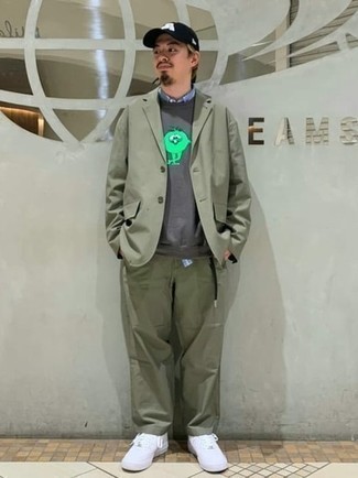 Un costume à porter avec des baskets basses blanches