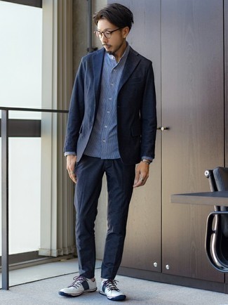 Un costume à porter avec des baskets basses blanches