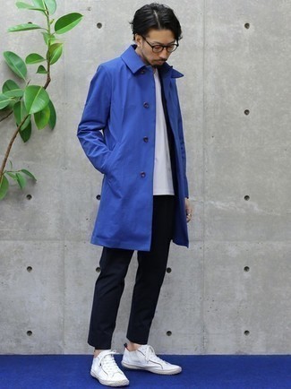 Un costume à porter avec des baskets basses blanches